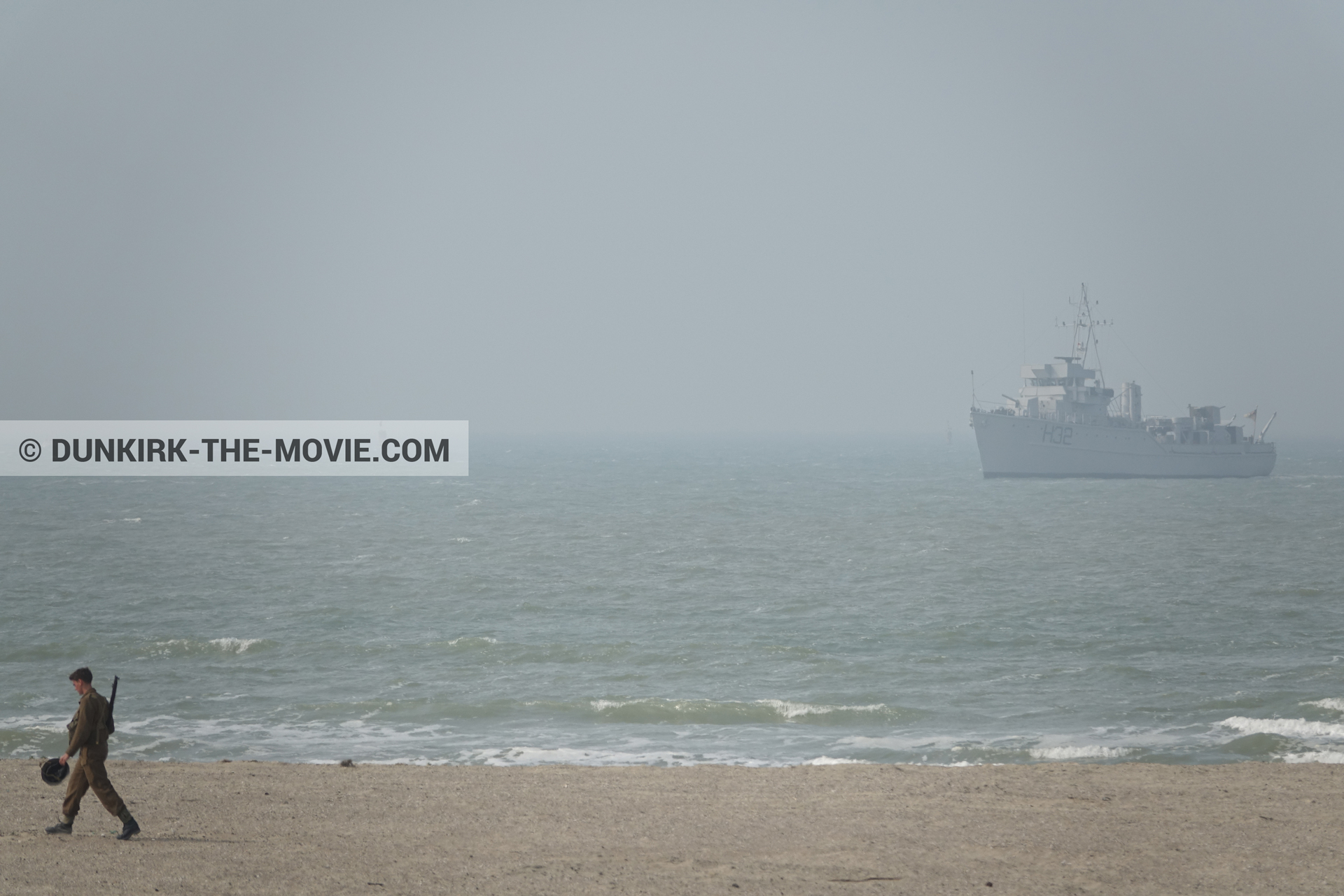 Fotos con barco, cielo gris, extras, mares agitados, playa,  durante el rodaje de la película Dunkerque de Nolan