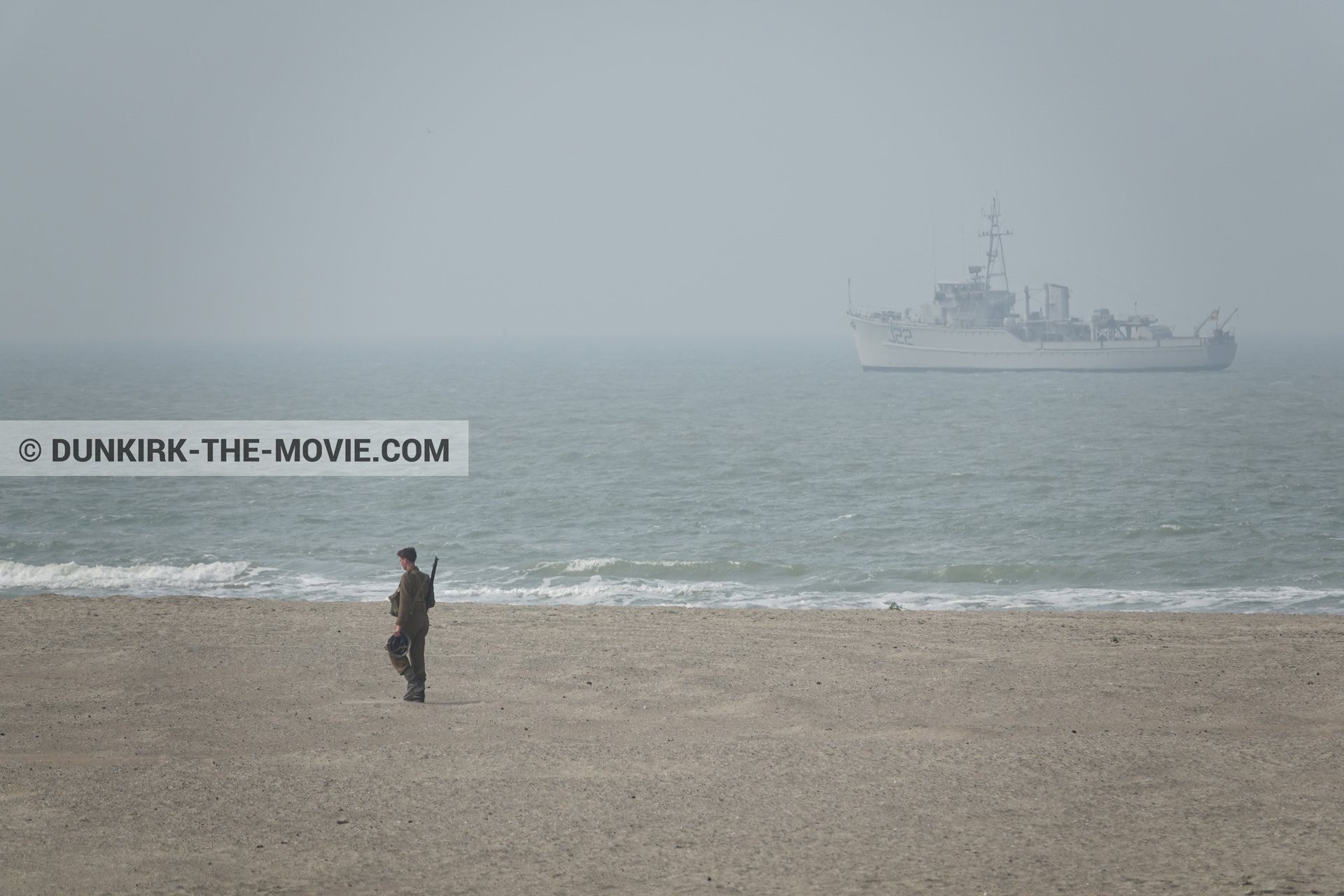 Fotos con barco, cielo gris, extras, mares agitados, playa,  durante el rodaje de la película Dunkerque de Nolan