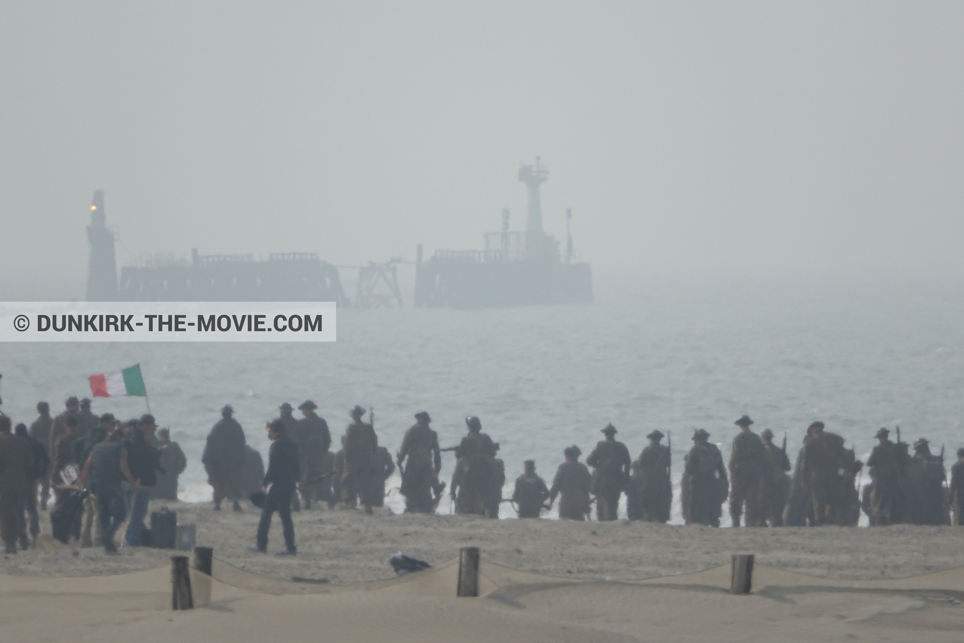 Photo avec figurants, plage, équipe technique,  des dessous du Film Dunkerque de Nolan
