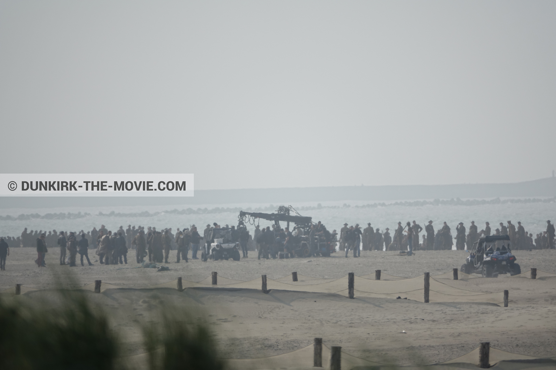Picture with supernumeraries, beach, technical team,  from behind the scene of the Dunkirk movie by Nolan