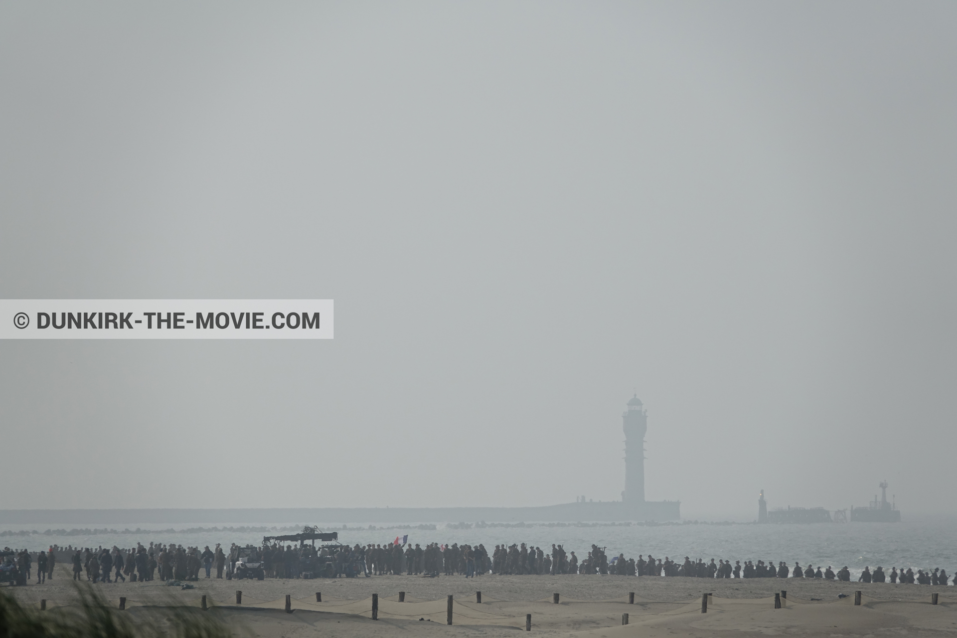 Fotos con extras, faro de Saint-Pol-sur-Mer, playa, equipo técnica,  durante el rodaje de la película Dunkerque de Nolan