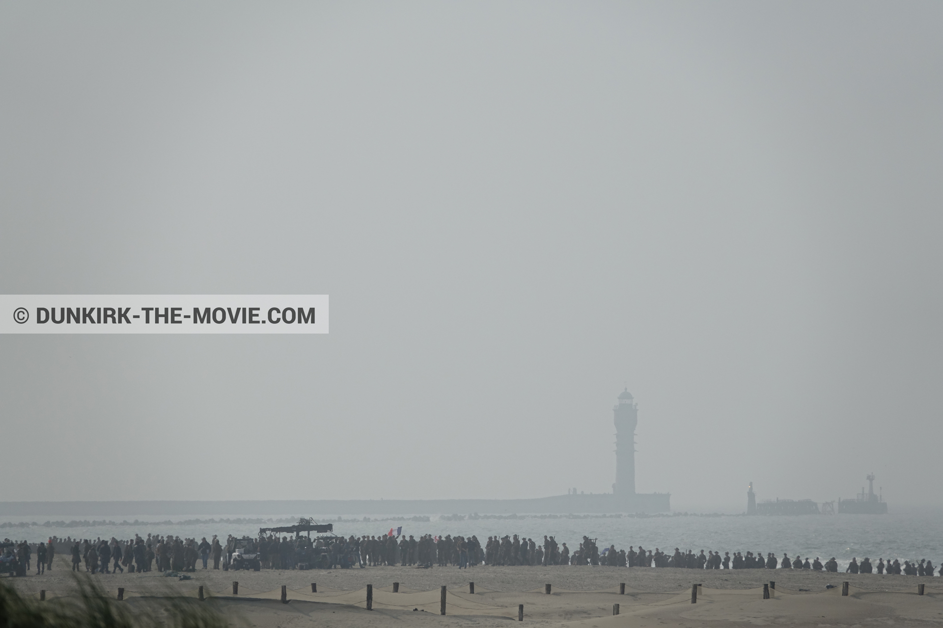 Photo avec figurants, phare de St Pol sur Mer, plage, Ã©quipe technique,  des dessous du Film Dunkerque de Nolan