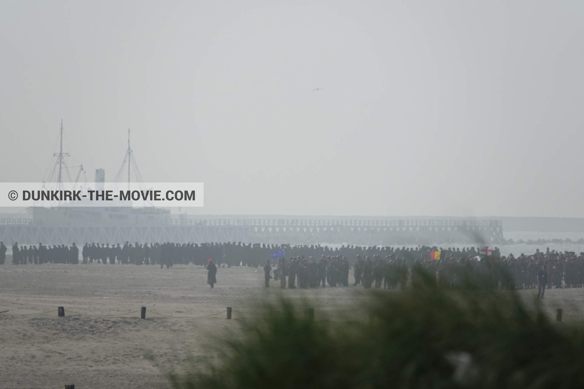 Fotos con barco, extras, playa,  durante el rodaje de la película Dunkerque de Nolan