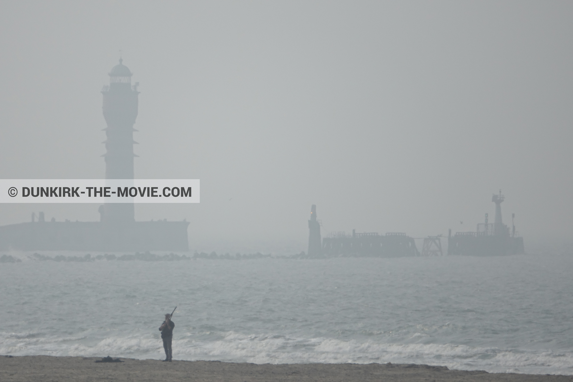 Photo avec ciel gris, figurants, phare de St Pol sur Mer, plage,  des dessous du Film Dunkerque de Nolan