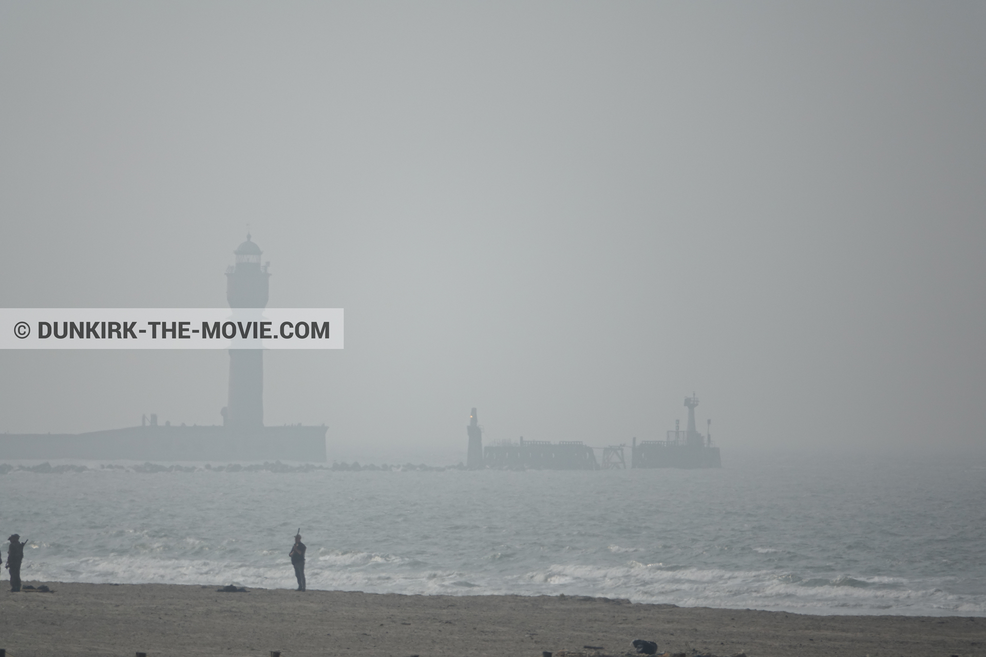 Photo avec ciel gris, figurants, phare de St Pol sur Mer, plage,  des dessous du Film Dunkerque de Nolan