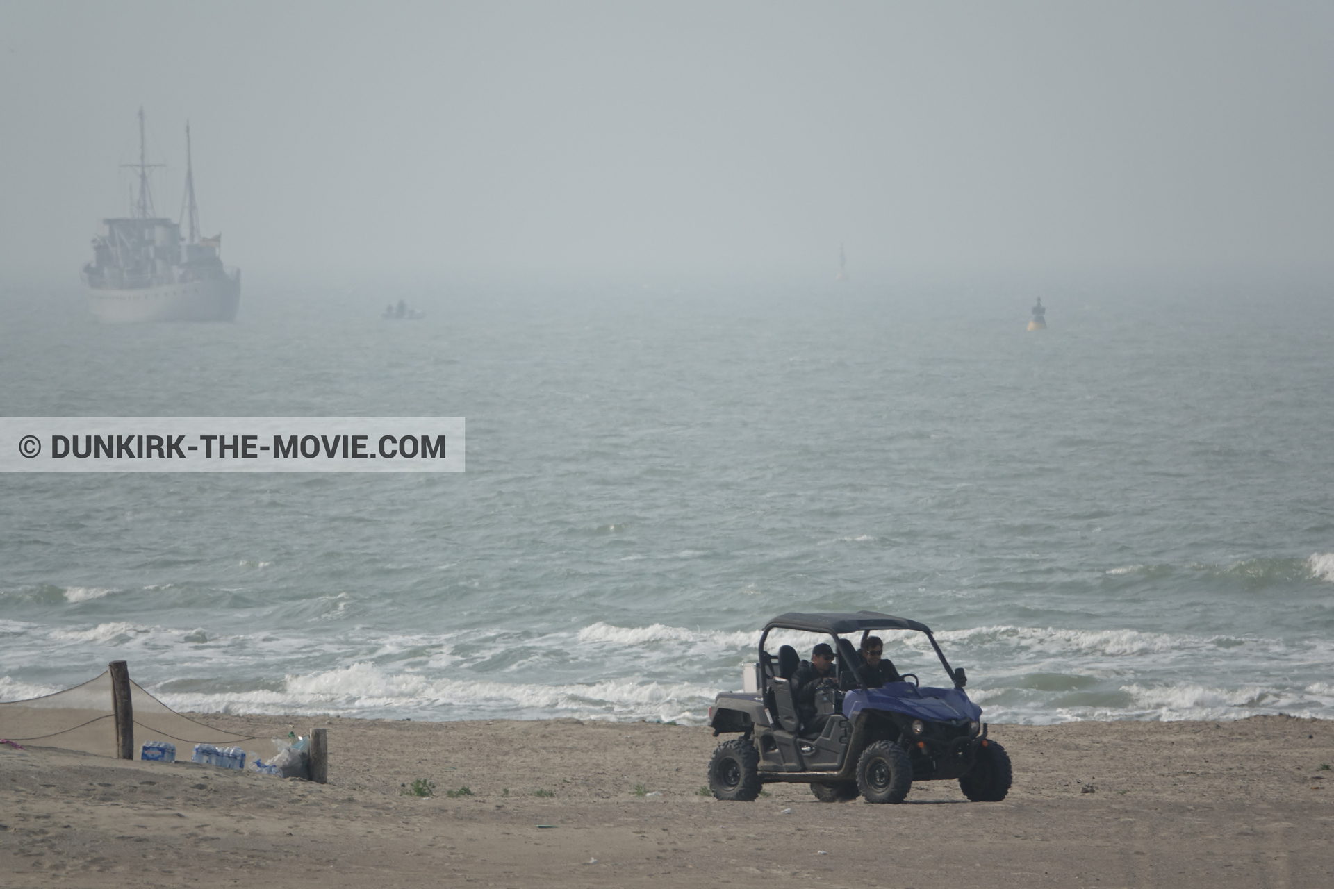 Fotos con barco, mares agitados, playa, equipo técnica,  durante el rodaje de la película Dunkerque de Nolan