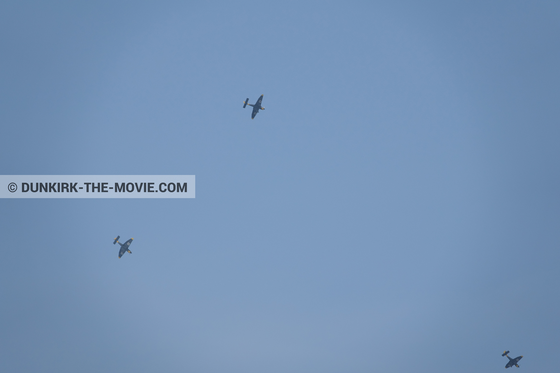 Photo avec avion, ciel bleu,  des dessous du Film Dunkerque de Nolan