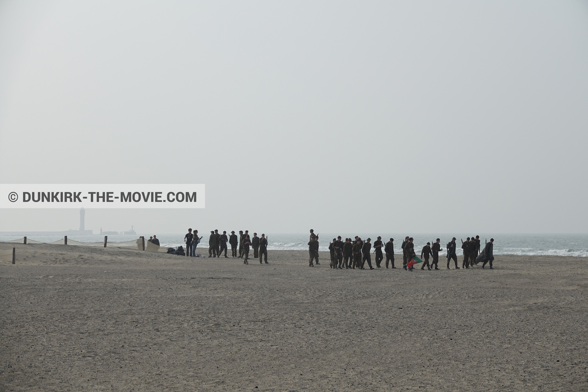 Photo avec ciel gris, figurants, plage,  des dessous du Film Dunkerque de Nolan