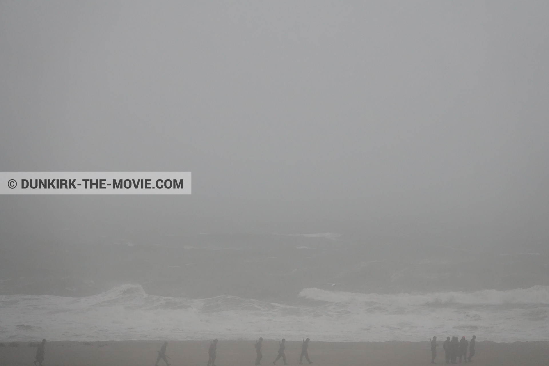 Fotos con cielo gris, extras, mares agitados, playa,  durante el rodaje de la película Dunkerque de Nolan