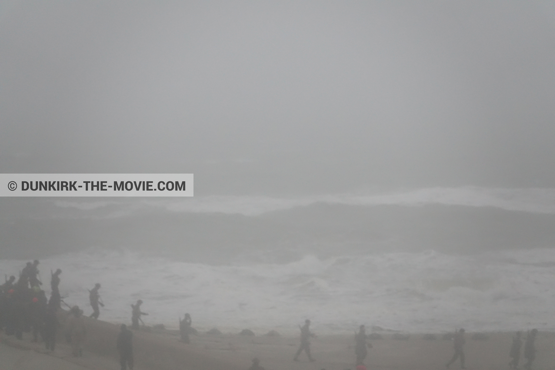 Fotos con cielo gris, extras, mares agitados, playa,  durante el rodaje de la película Dunkerque de Nolan