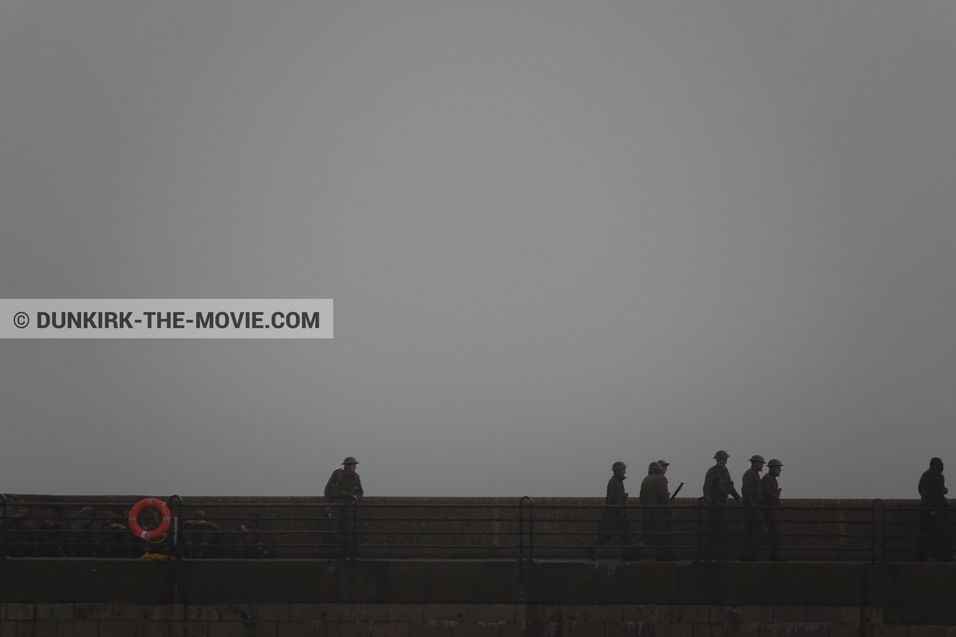 Fotos con cielo gris, extras, muelle del ESTE,  durante el rodaje de la película Dunkerque de Nolan