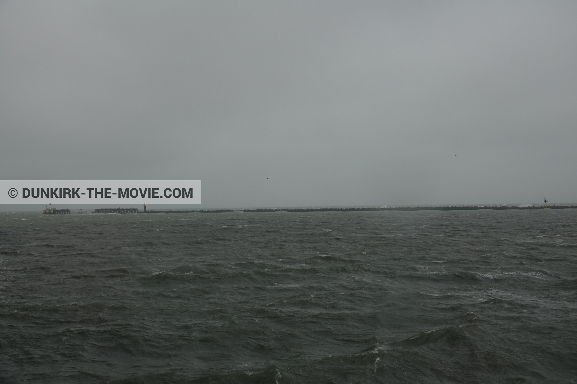 Photo avec ciel gris, jetée EST, mer agitée,  des dessous du Film Dunkerque de Nolan