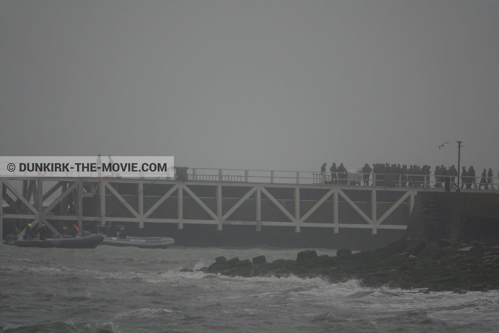 Photo avec ciel gris, figurants, jetée EST, mer agitée,  des dessous du Film Dunkerque de Nolan