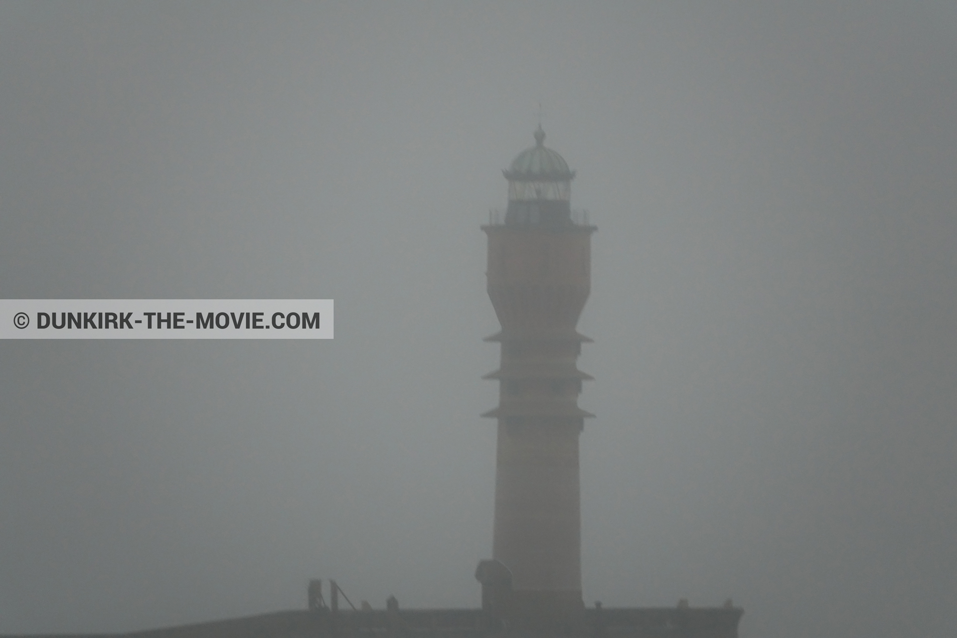 Photo avec ciel gris, mer agitée, phare de St Pol sur Mer,  des dessous du Film Dunkerque de Nolan