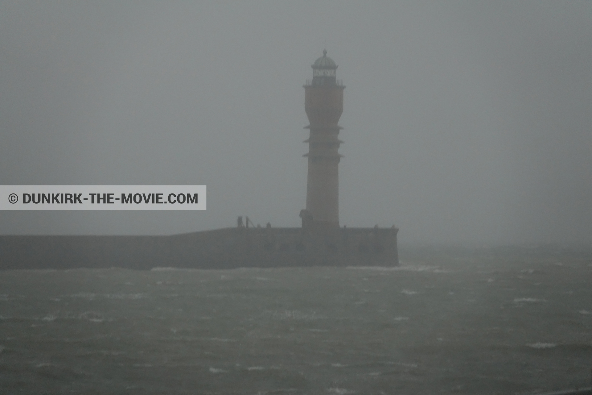 Fotos con cielo gris, mares agitados, faro de Saint-Pol-sur-Mer,  durante el rodaje de la película Dunkerque de Nolan