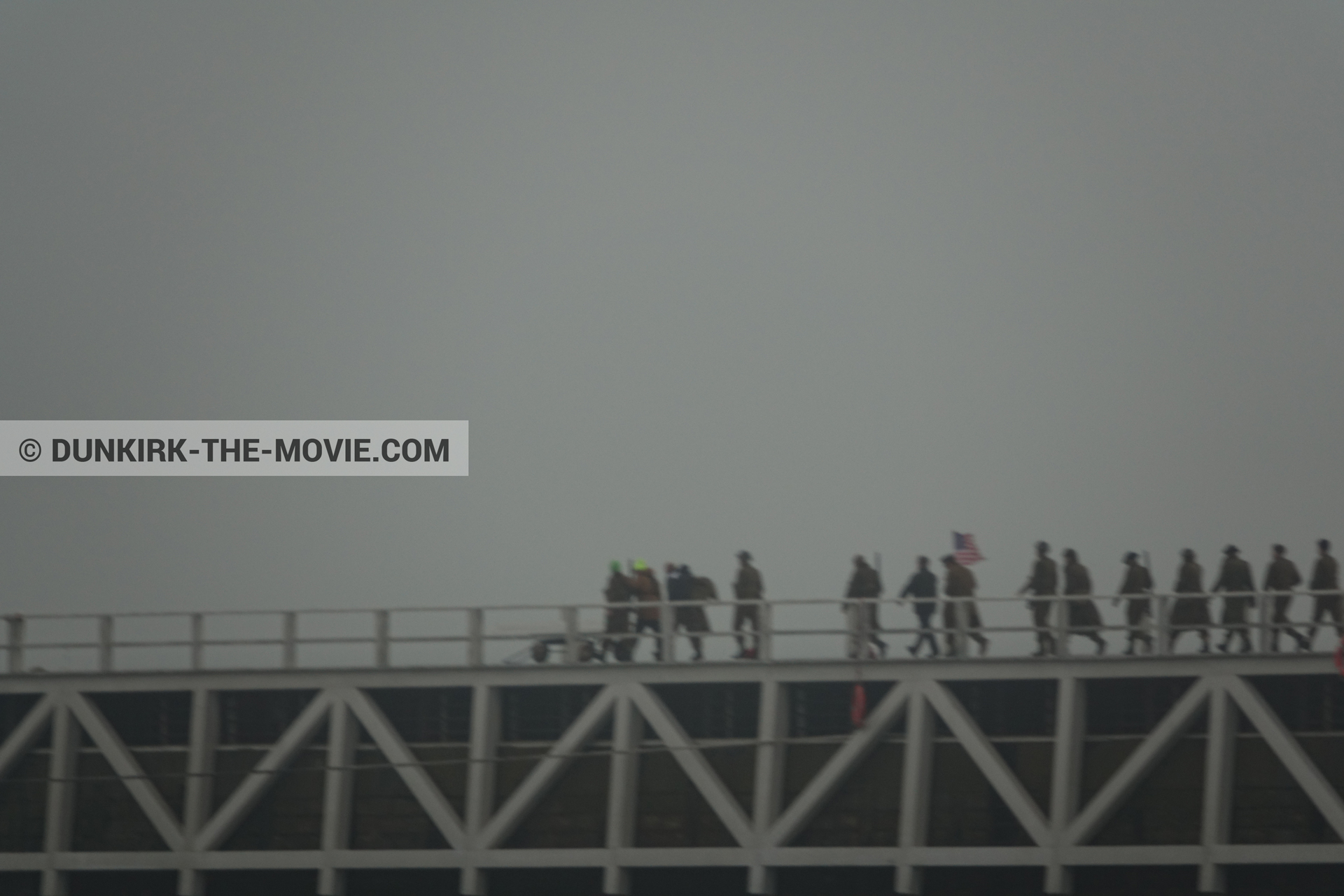 Photo avec ciel gris, figurants, jetée EST,  des dessous du Film Dunkerque de Nolan