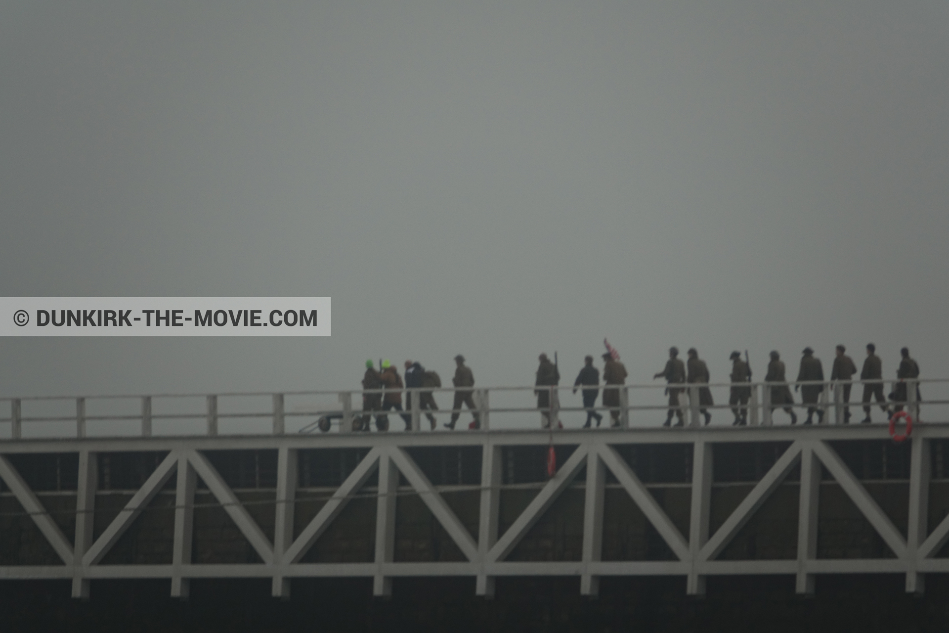 Fotos con cielo gris, extras, muelle del ESTE,  durante el rodaje de la película Dunkerque de Nolan