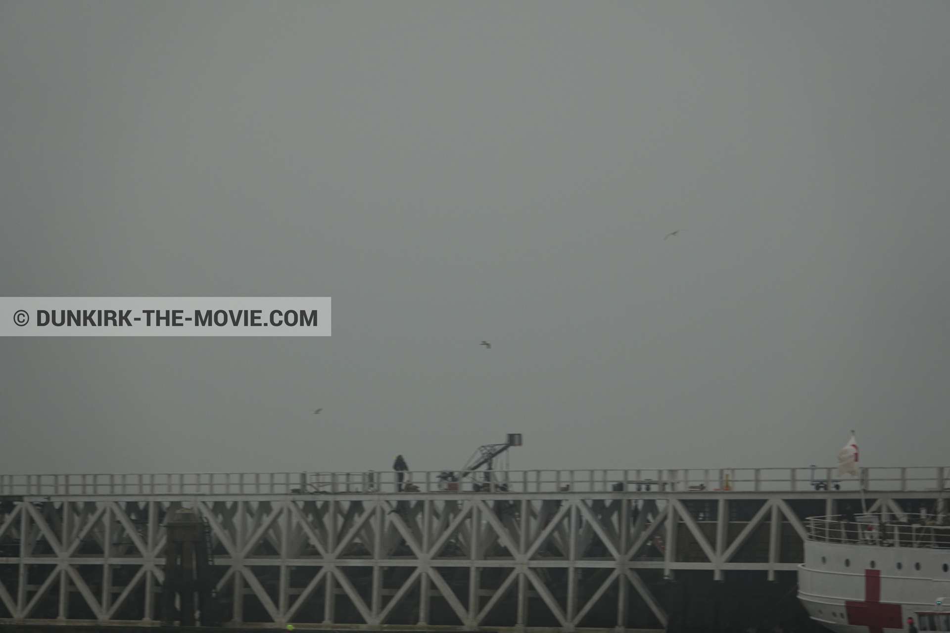 Photo avec ciel gris, jetée EST, équipe technique, M/S Rogaland,  des dessous du Film Dunkerque de Nolan