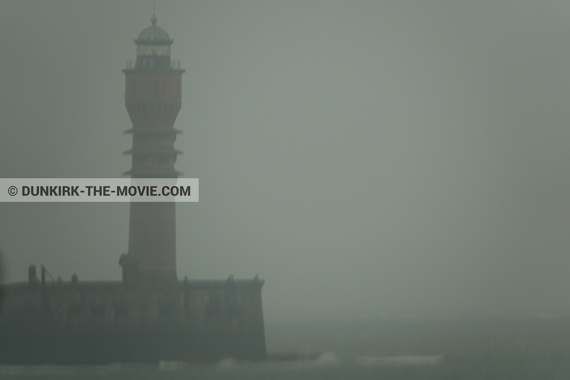 Fotos con cielo gris, faro de Saint-Pol-sur-Mer,  durante el rodaje de la película Dunkerque de Nolan