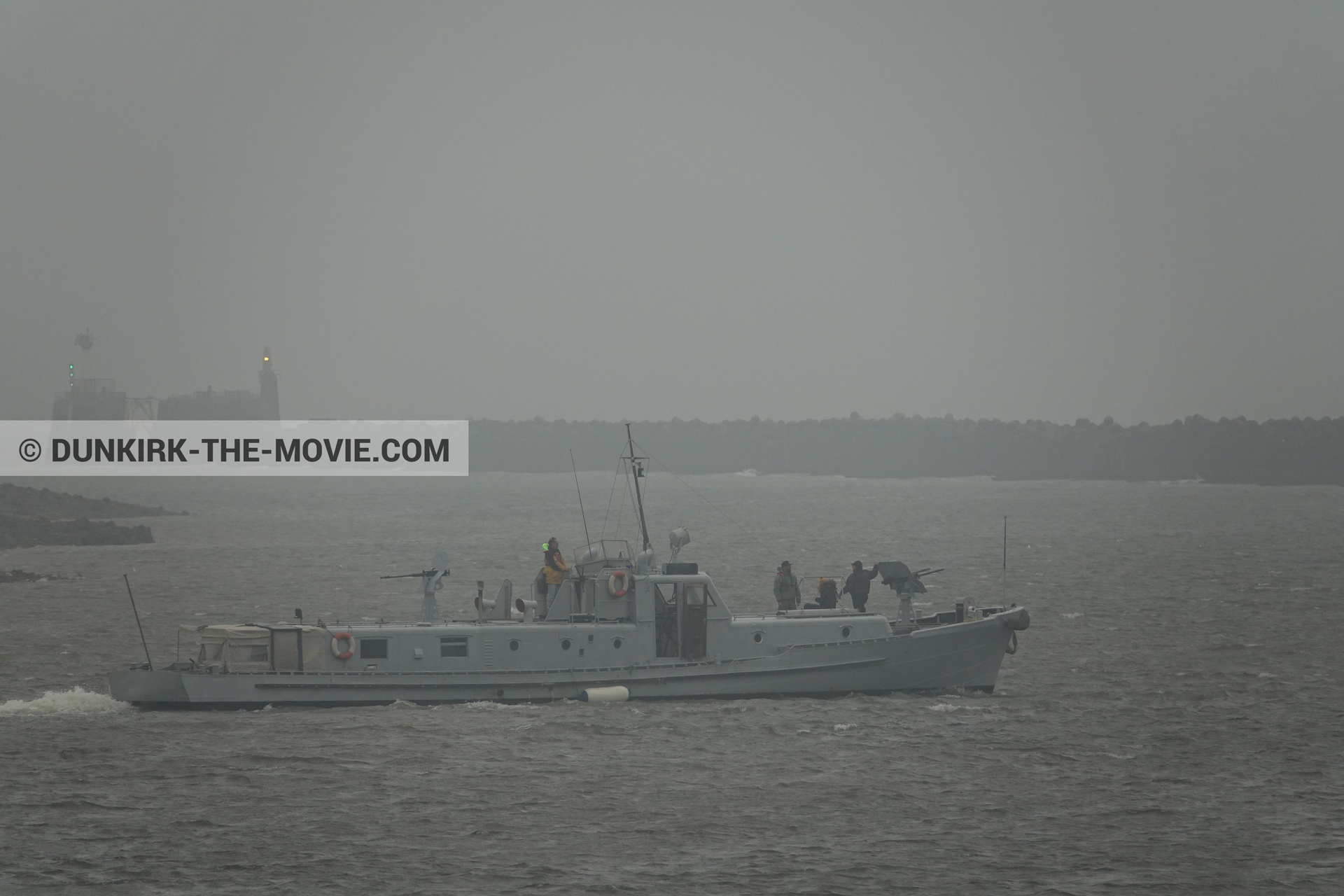 Photo avec bateau, ciel gris, jetée EST, USN P22,  des dessous du Film Dunkerque de Nolan