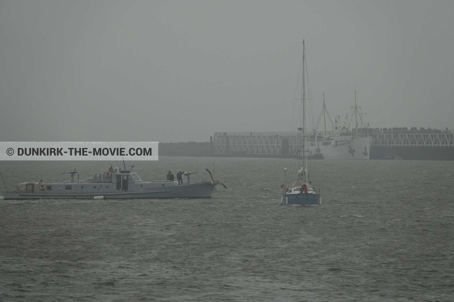 Fotos con barco, cielo gris, muelle del ESTE, PR 22,  durante el rodaje de la película Dunkerque de Nolan
