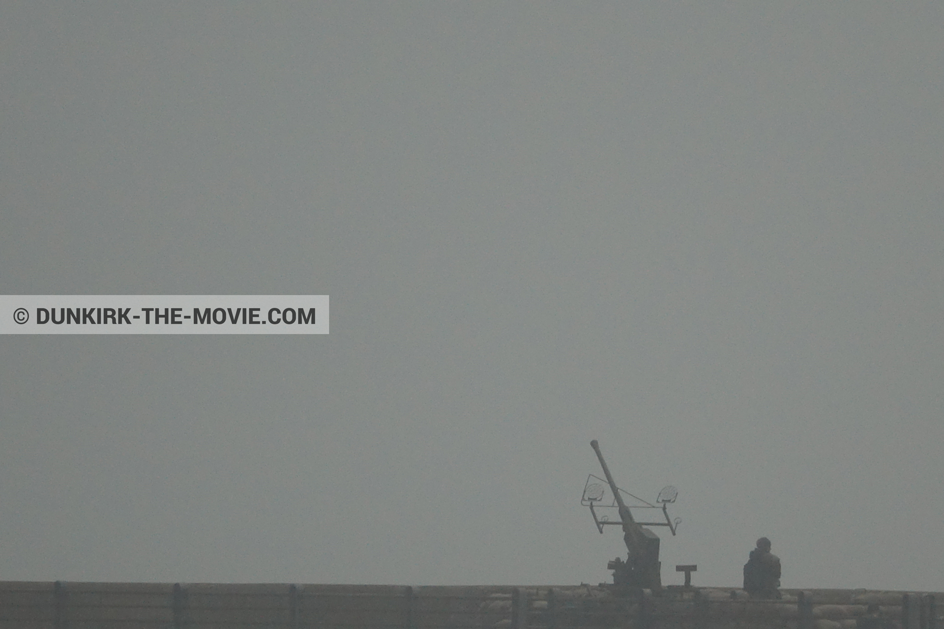 Fotos con cañón, cielo gris, muelle del ESTE,  durante el rodaje de la película Dunkerque de Nolan