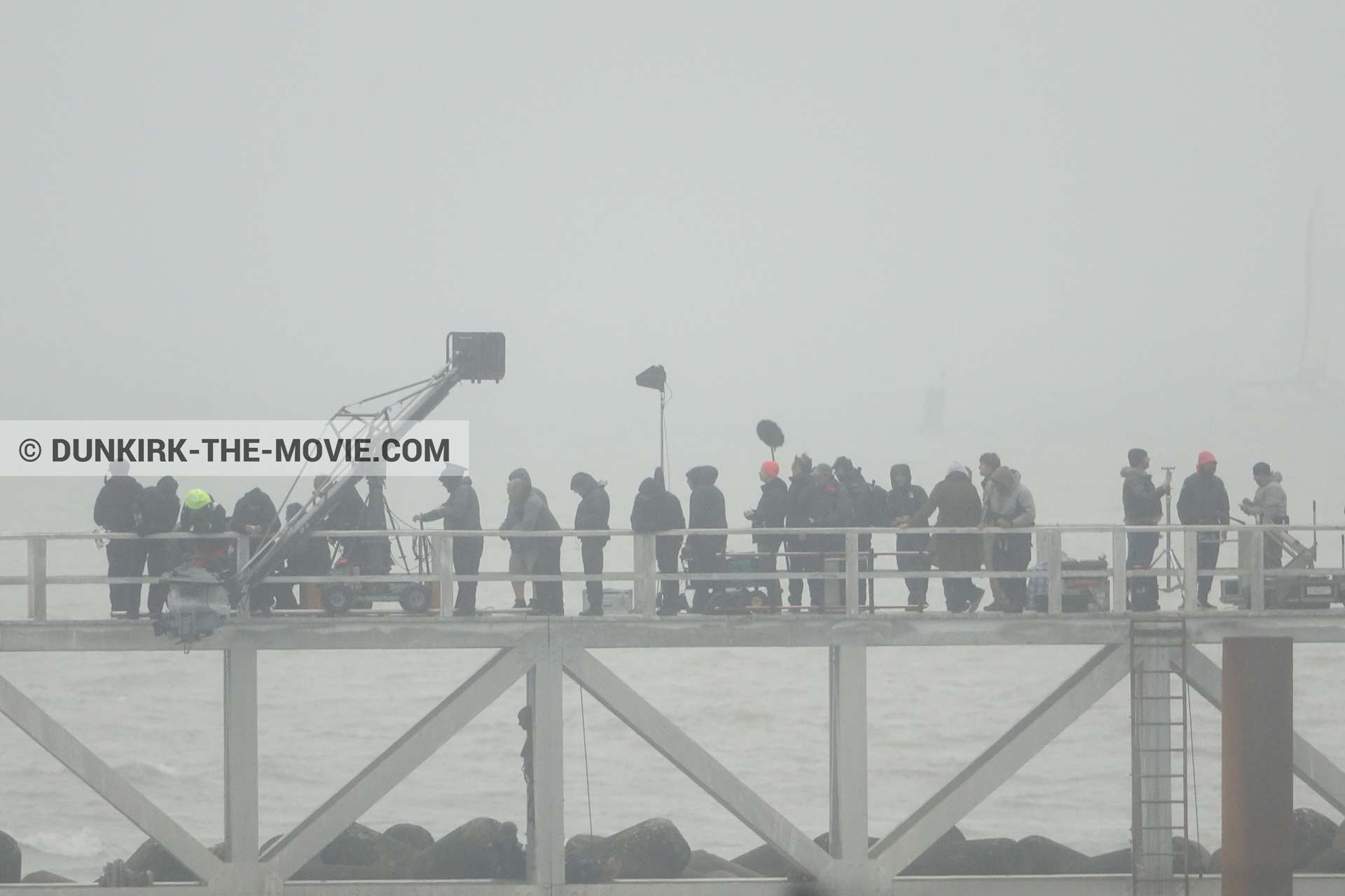 Photo avec ciel gris, jetée EST, équipe technique,  des dessous du Film Dunkerque de Nolan