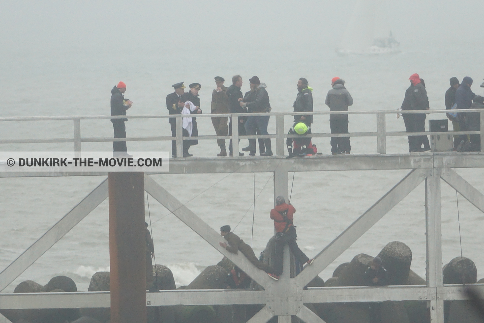 Picture with grey sky, Hoyte van Hoytema, EST pier, Christopher Nolan, technical team,  from behind the scene of the Dunkirk movie by Nolan