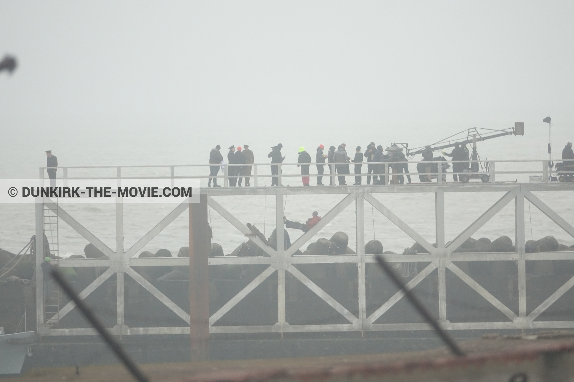Fotos con cielo gris, muelle del ESTE, equipo técnica,  durante el rodaje de la película Dunkerque de Nolan