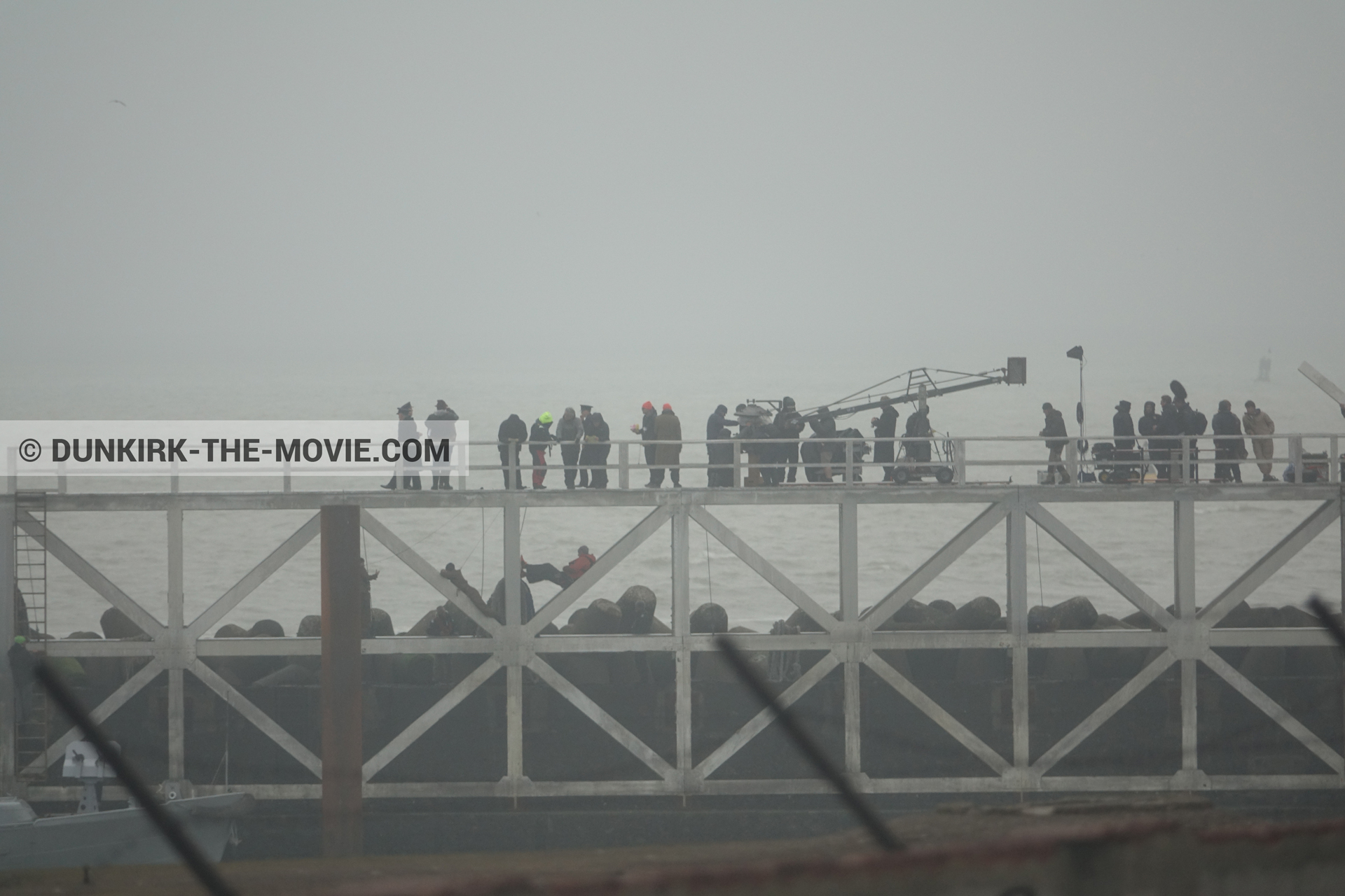 Fotos con cielo gris, muelle del ESTE, equipo técnica,  durante el rodaje de la película Dunkerque de Nolan