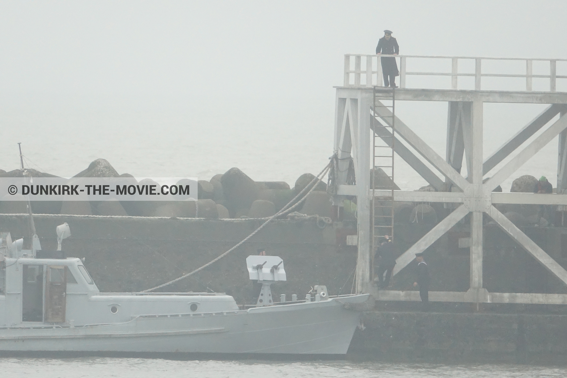 Photo avec bateau, ciel gris, figurants, jetée EST, USN P22,  des dessous du Film Dunkerque de Nolan