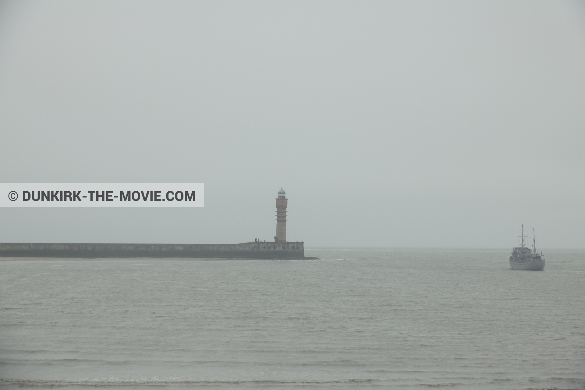 Photo avec bateau, ciel gris, phare de St Pol sur Mer,  des dessous du Film Dunkerque de Nolan