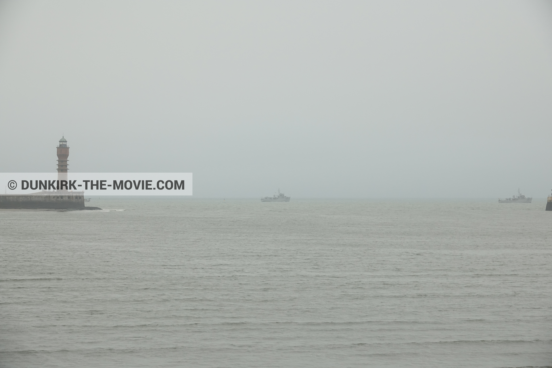 Photo avec bateau, ciel gris, mer calme, phare de St Pol sur Mer,  des dessous du Film Dunkerque de Nolan