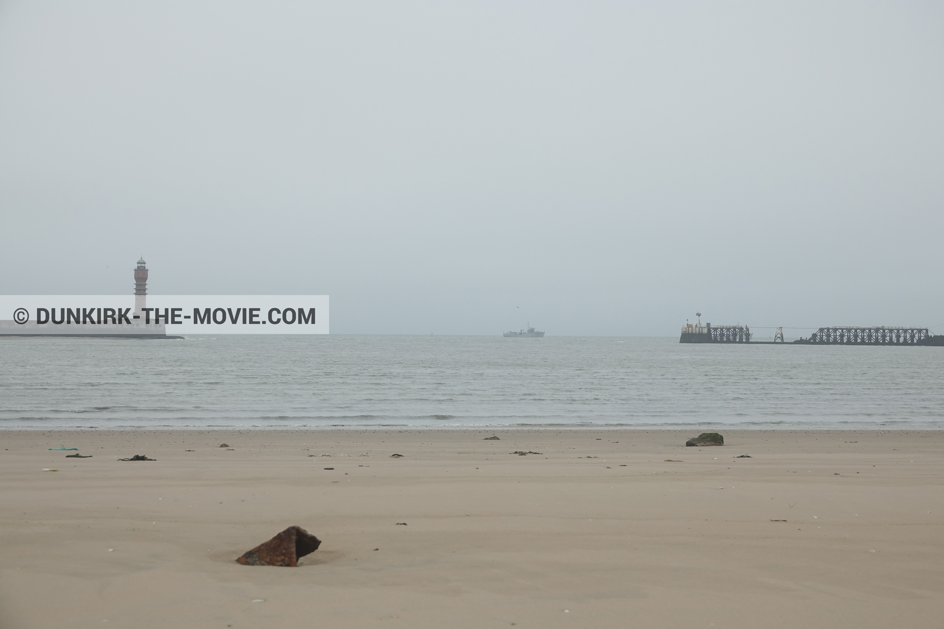 Fotos con barco, cielo gris, mares calma, faro de Saint-Pol-sur-Mer, playa,  durante el rodaje de la película Dunkerque de Nolan