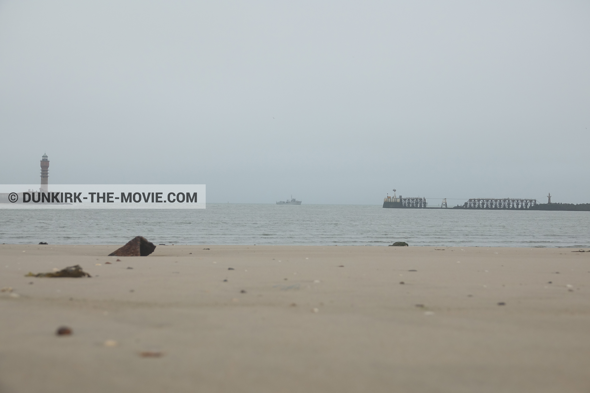 Photo avec bateau, ciel gris, mer calme, phare de St Pol sur Mer, plage,  des dessous du Film Dunkerque de Nolan