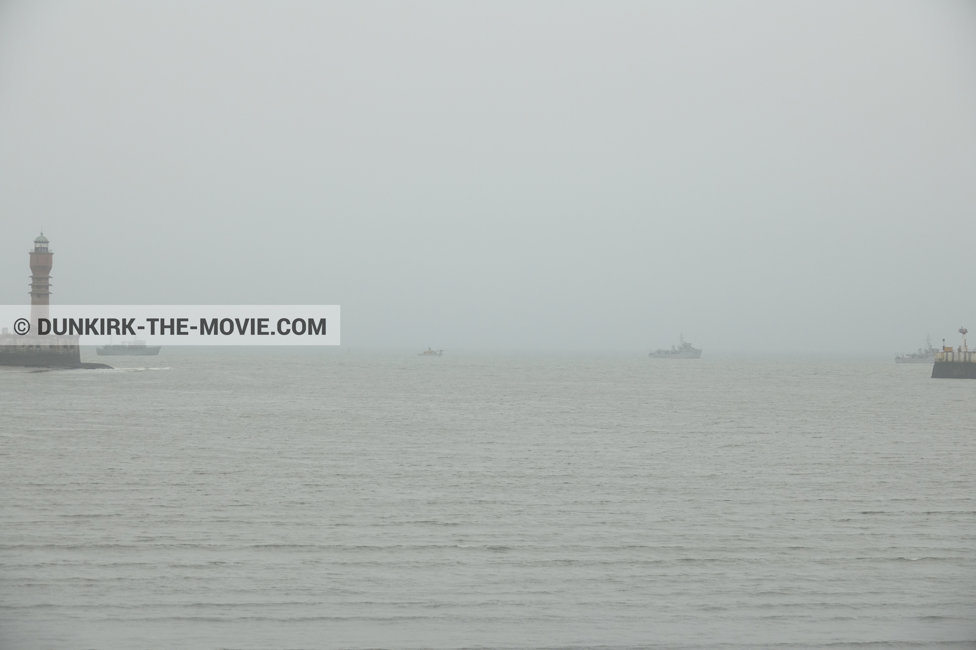 Photo avec bateau, ciel gris, mer calme, phare de St Pol sur Mer,  des dessous du Film Dunkerque de Nolan