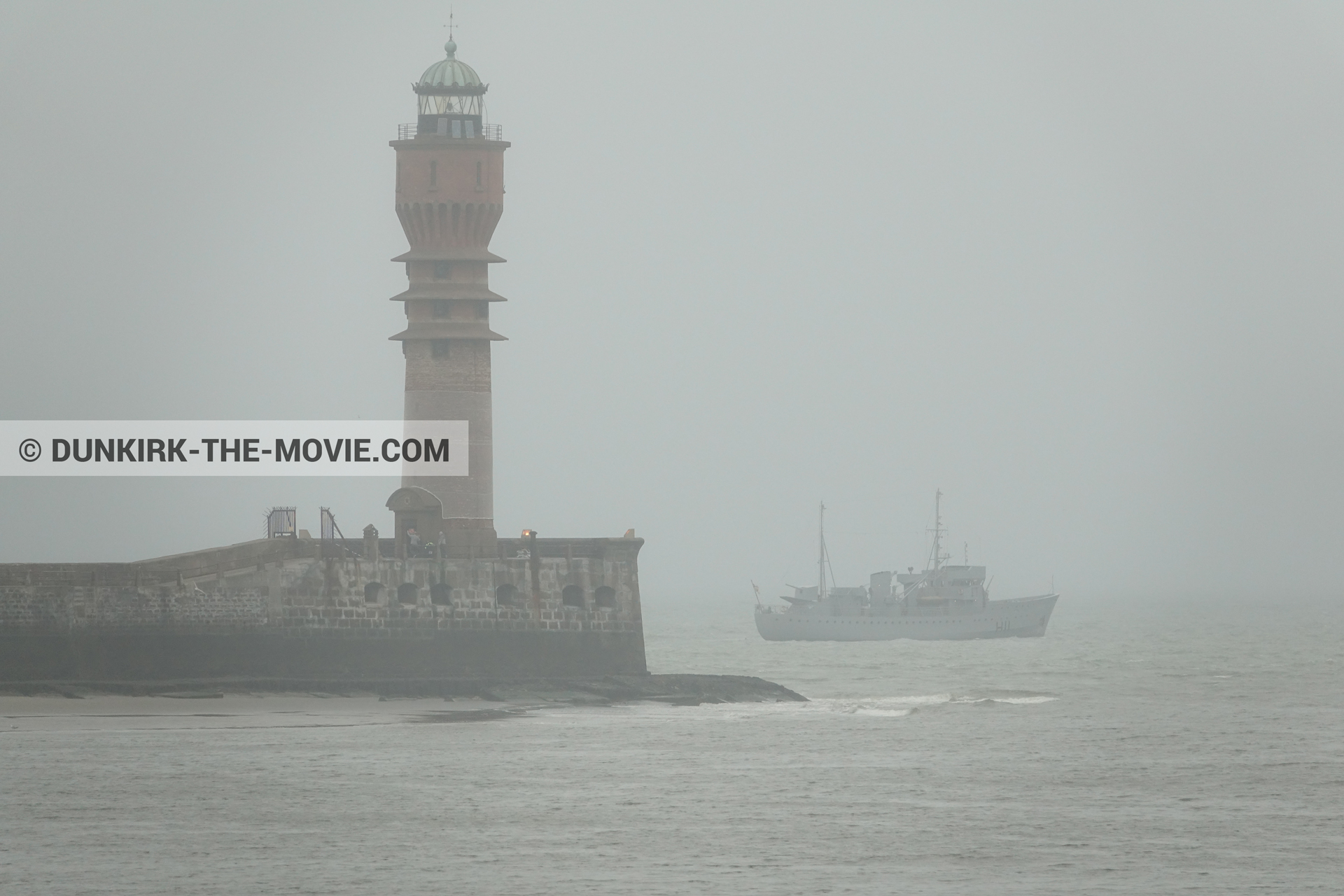 Photo avec bateau, ciel gris, mer calme, phare de St Pol sur Mer,  des dessous du Film Dunkerque de Nolan