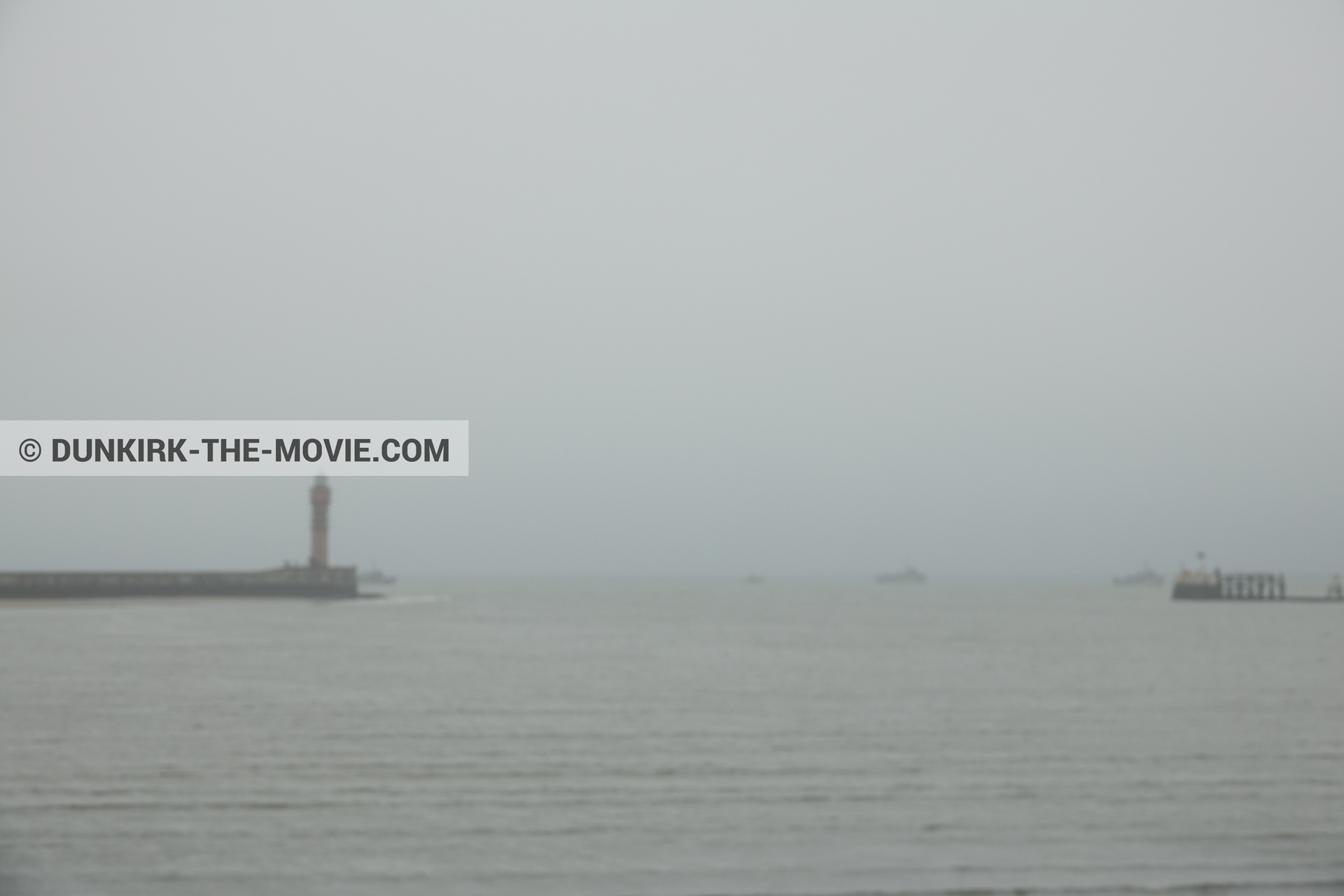 Photo avec bateau, ciel gris, mer calme, phare de St Pol sur Mer,  des dessous du Film Dunkerque de Nolan