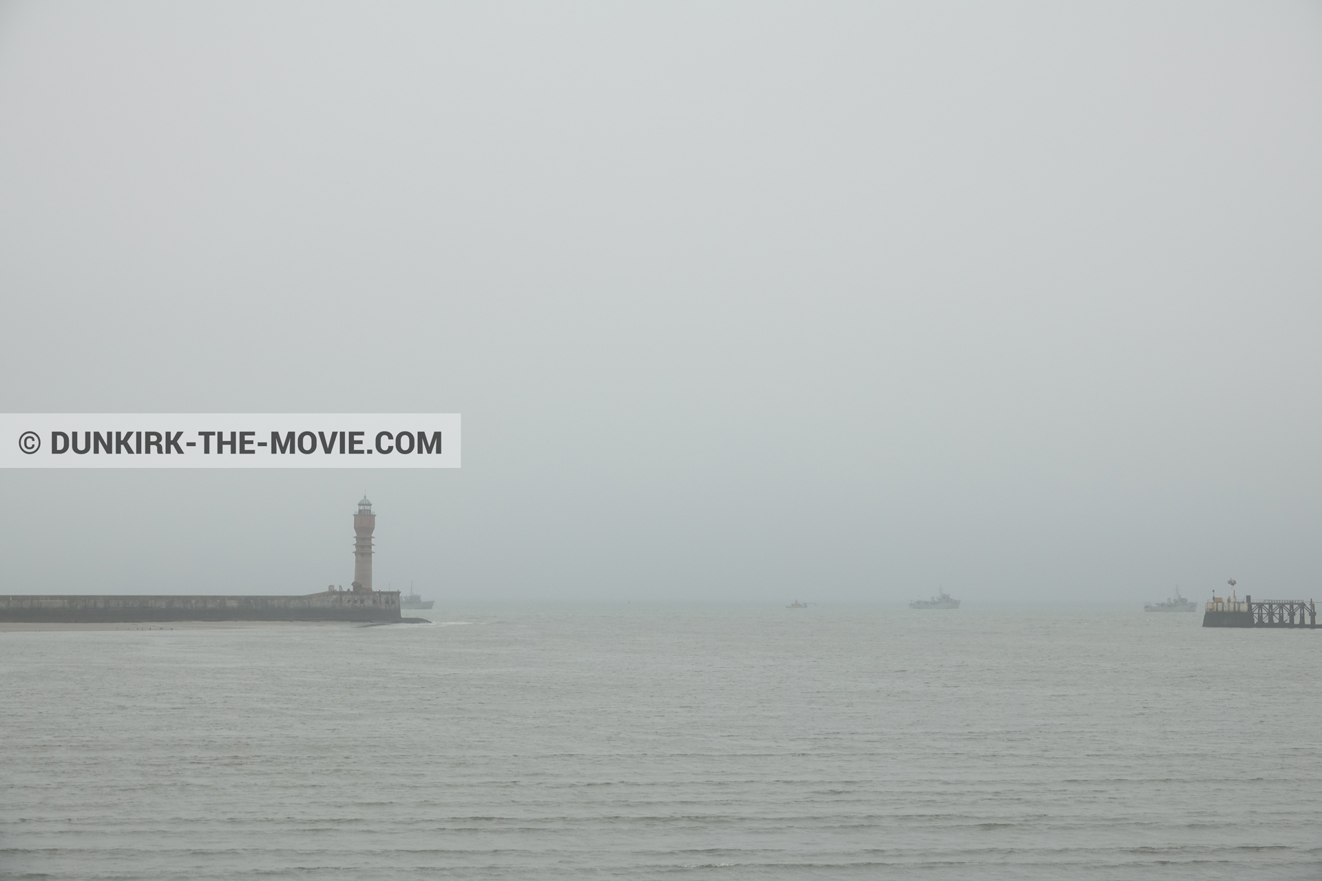 Fotos con cielo gris, mares calma, faro de Saint-Pol-sur-Mer,  durante el rodaje de la película Dunkerque de Nolan