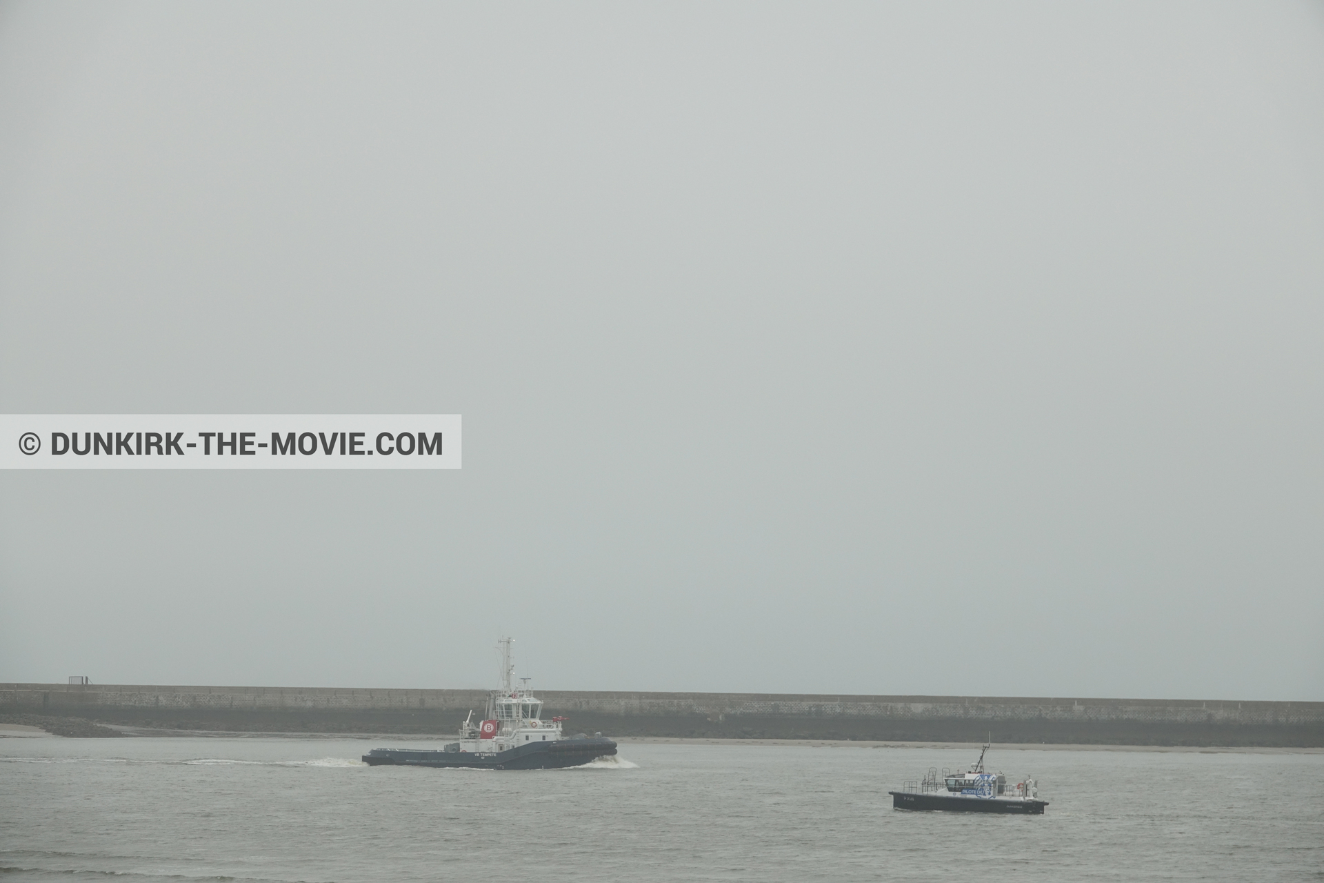 Photo avec bateau, ciel gris, mer calme,  des dessous du Film Dunkerque de Nolan