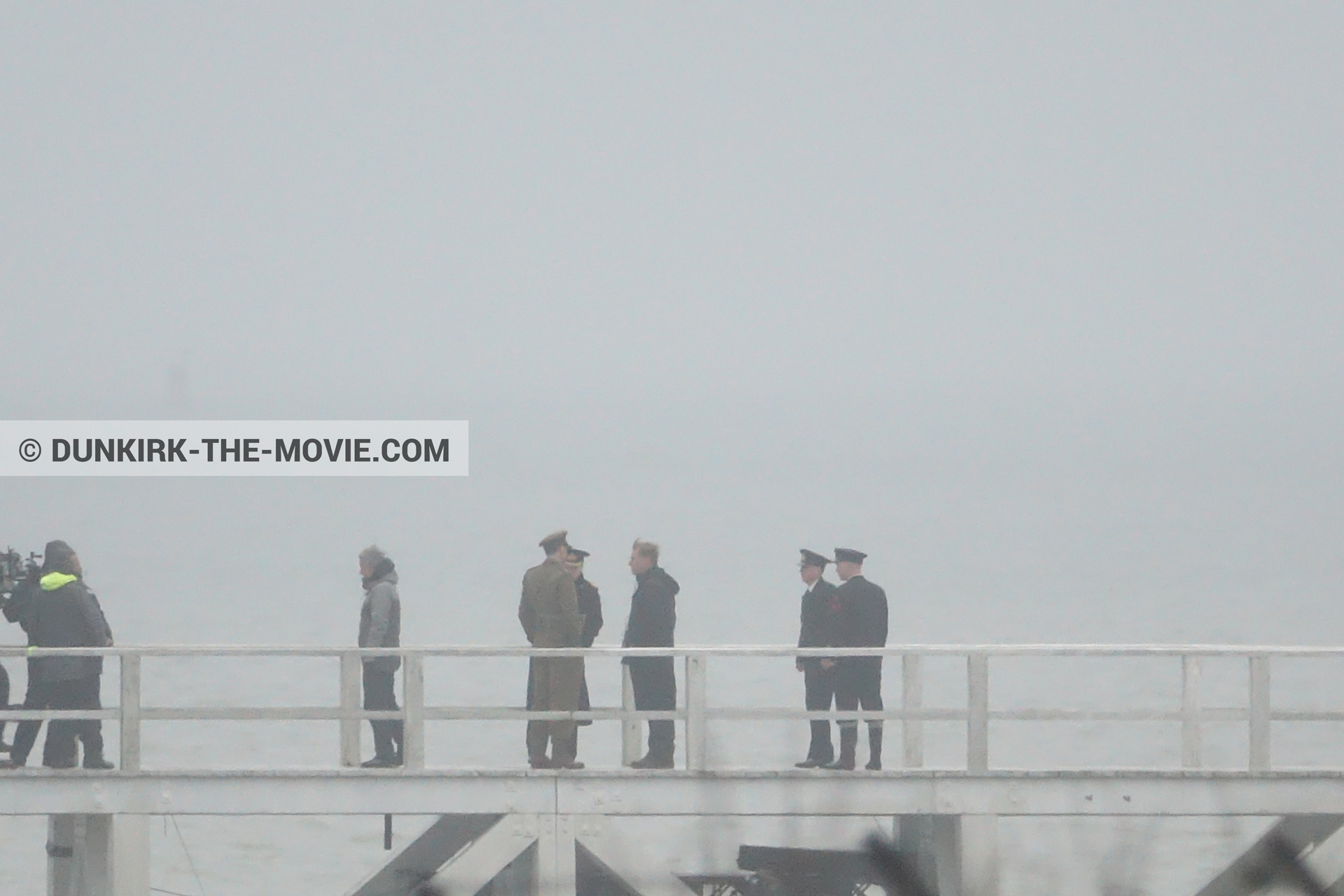 Fotos con actor, cielo gris, Hoyte van Hoytema, muelle del ESTE, Christopher Nolan,  durante el rodaje de la película Dunkerque de Nolan