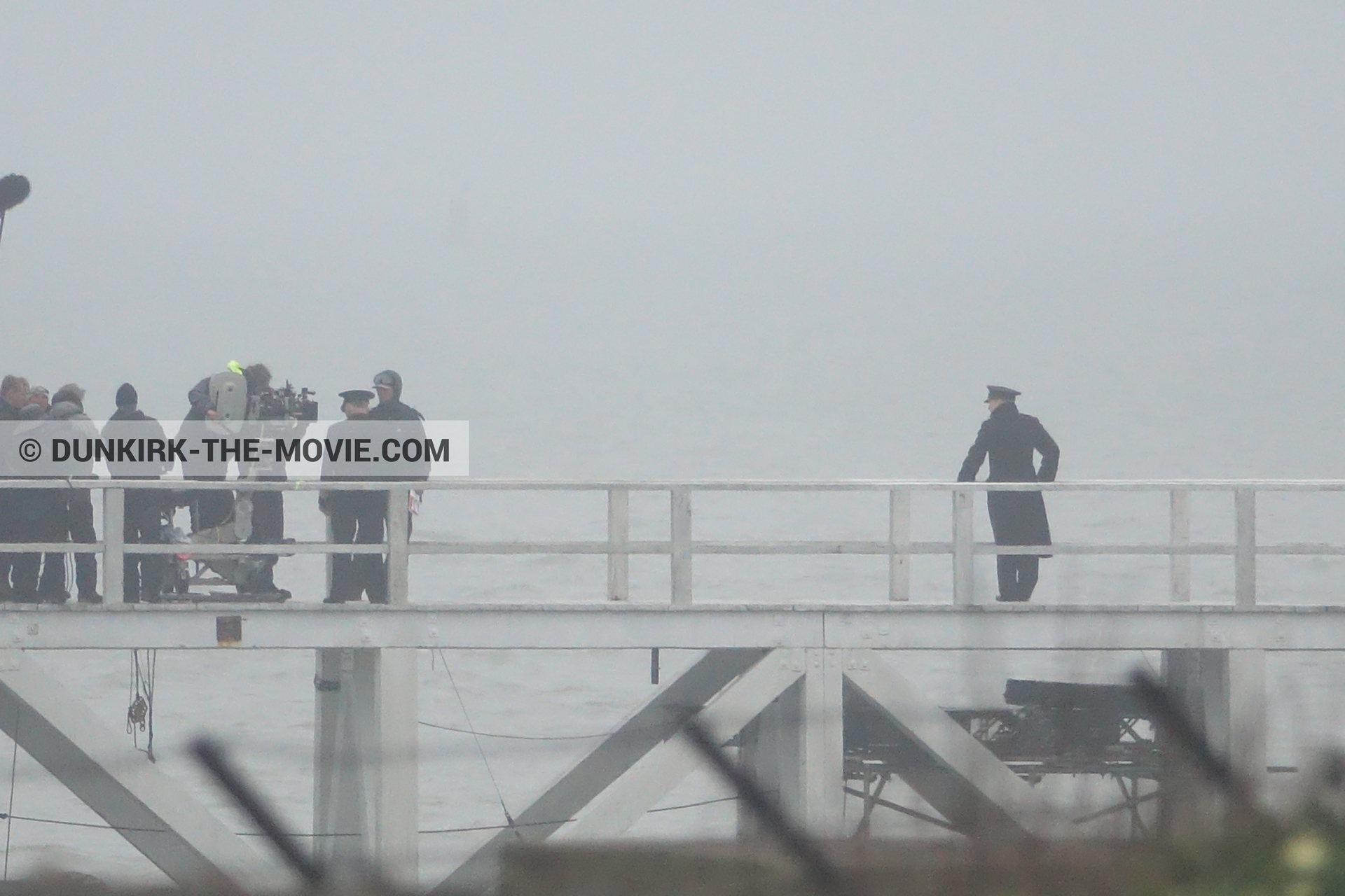 Fotos con actor, cielo gris, muelle del ESTE, equipo técnica,  durante el rodaje de la película Dunkerque de Nolan