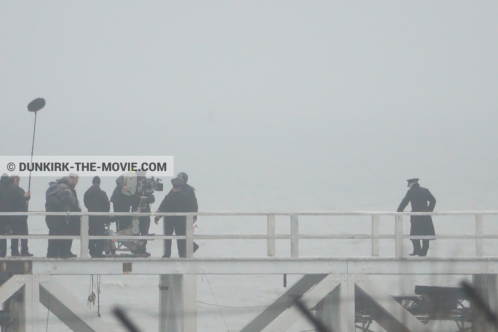 Fotos con actor, cielo gris, muelle del ESTE, equipo técnica,  durante el rodaje de la película Dunkerque de Nolan