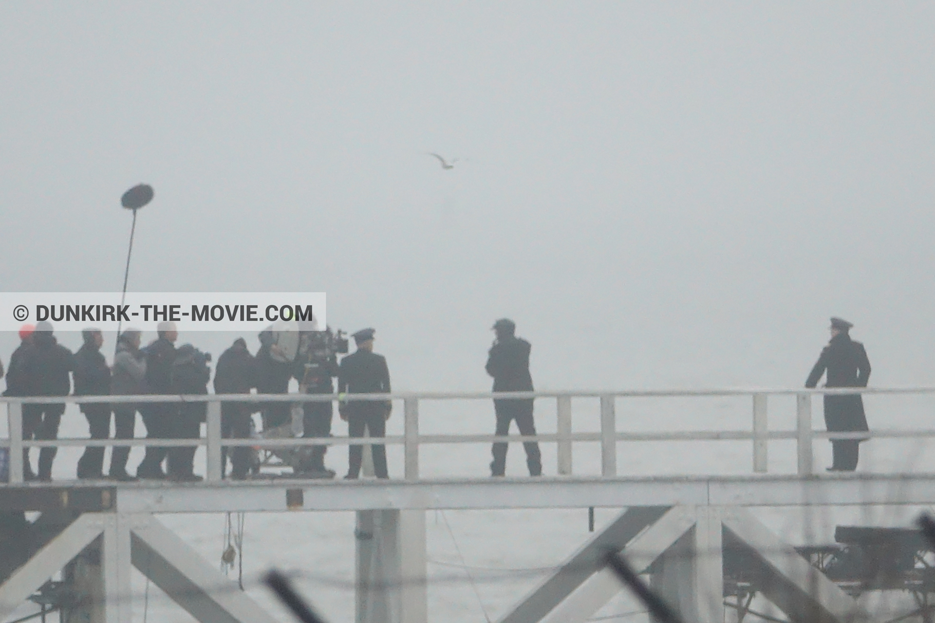 Fotos con actor, cielo gris, Hoyte van Hoytema, muelle del ESTE, equipo técnica,  durante el rodaje de la película Dunkerque de Nolan