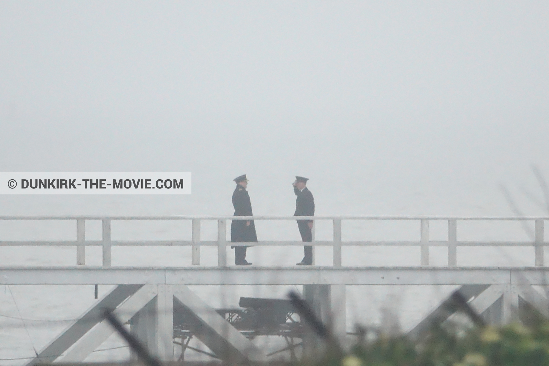 Fotos con actor, cielo gris, muelle del ESTE,  durante el rodaje de la película Dunkerque de Nolan