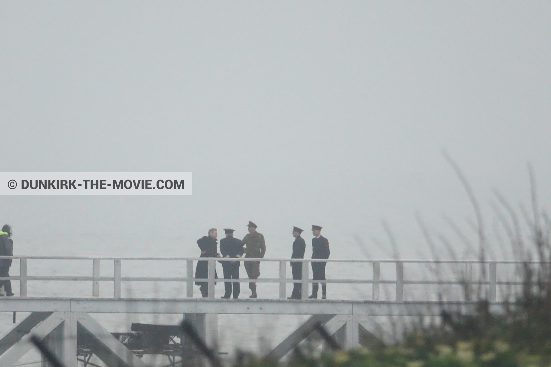 Fotos con actor, cielo gris, Hoyte van Hoytema, muelle del ESTE,  durante el rodaje de la película Dunkerque de Nolan
