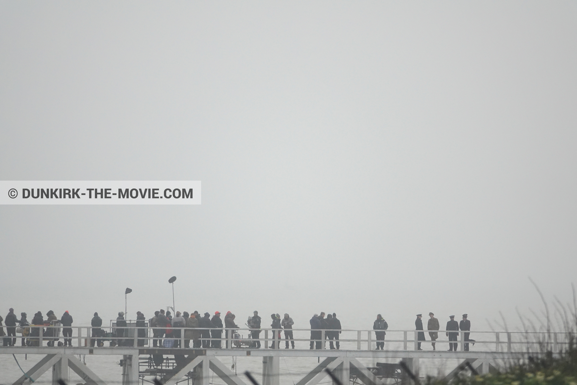 Photo avec acteur, ciel gris, jetée EST, équipe technique,  des dessous du Film Dunkerque de Nolan