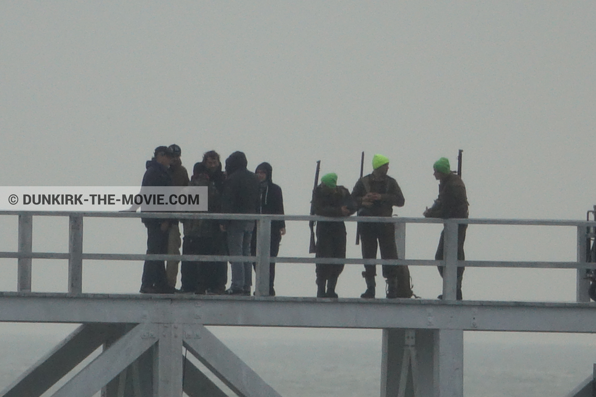 Fotos con cielo gris, extras, muelle del ESTE, equipo técnica,  durante el rodaje de la película Dunkerque de Nolan