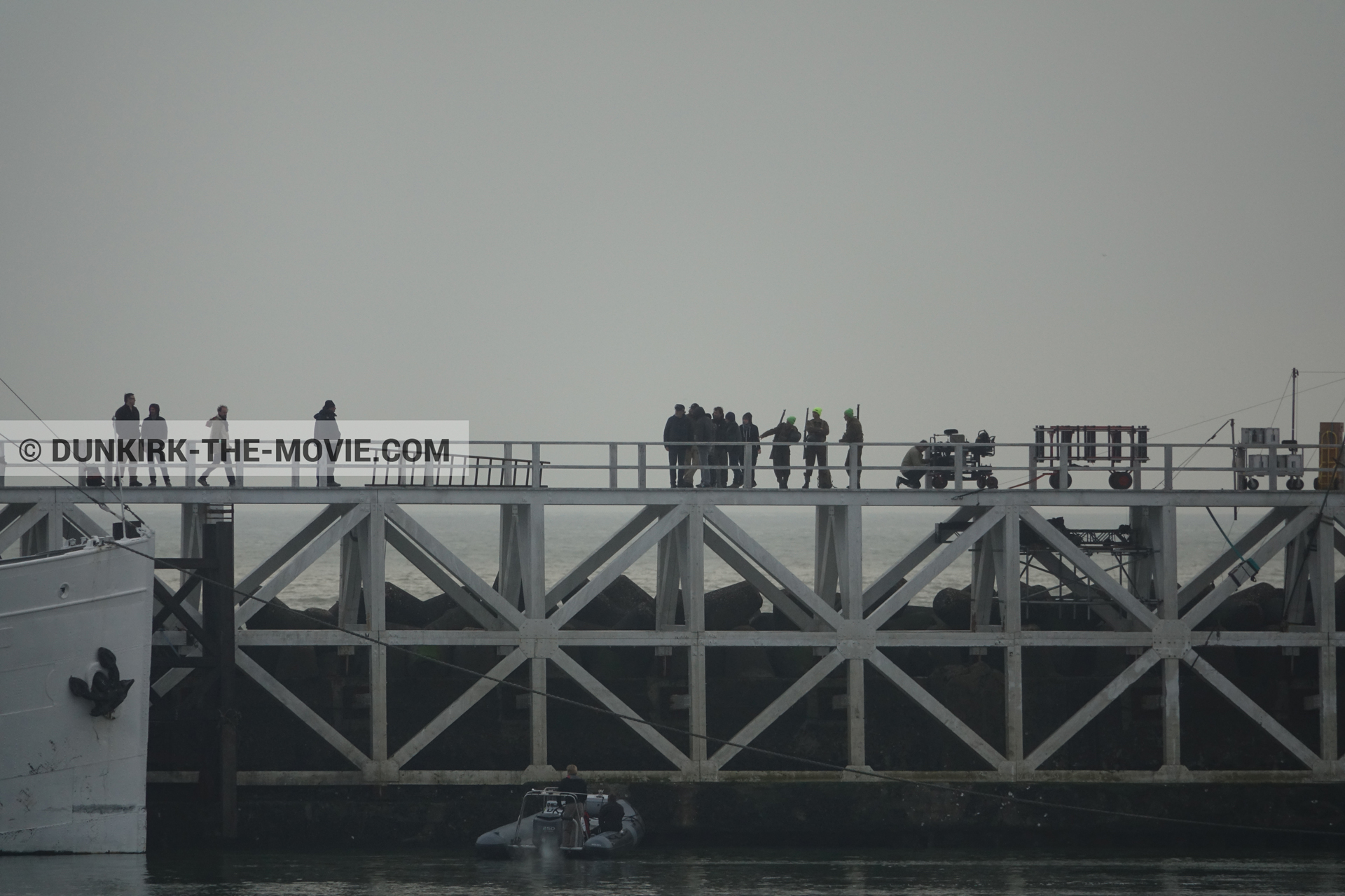 Fotos con cielo gris, muelle del ESTE, equipo técnica, M/S Rogaland,  durante el rodaje de la película Dunkerque de Nolan