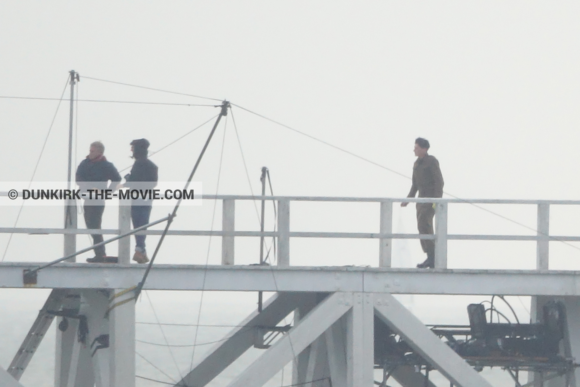 Fotos con actor, cielo gris, extras, muelle del ESTE, equipo técnica,  durante el rodaje de la película Dunkerque de Nolan